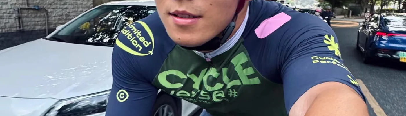 车友穿着 CYCLEVERSE 骑行服在城市街头骑行
